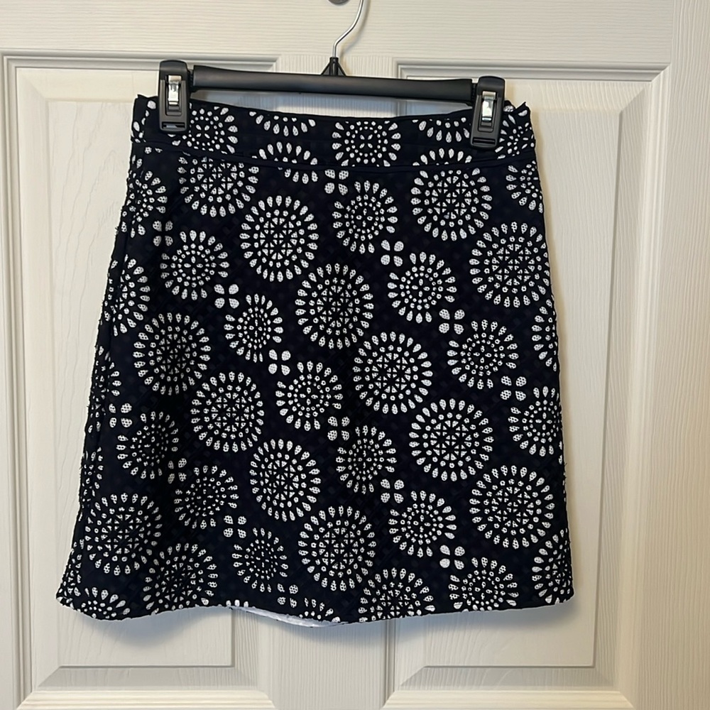 MICHAEL KORS Mini Skirt Sturdy Eyelet Navy. Size 2